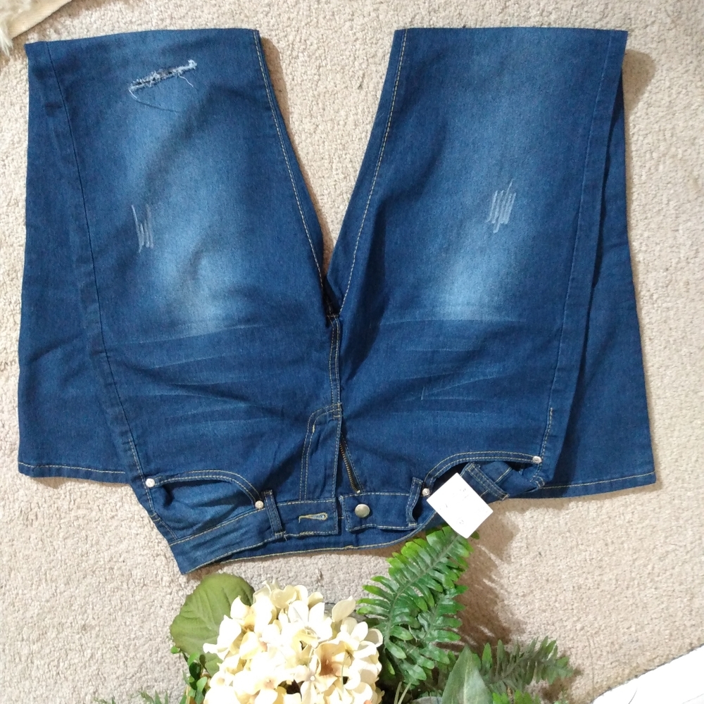 NWT..Dress Jeans with knee istressing